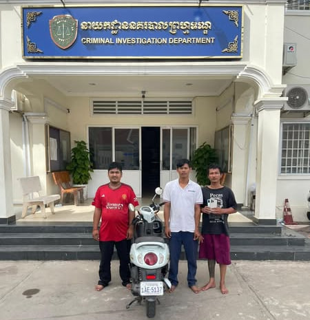 ឆក់ទូរសព្ទដៃពីនារីរងគ្រោះជនជាតិអាមេរិចម្នាក់ កំពុងឈរបានសម្រេច ប៉ុន្តែគេចមិនរួចអន្ទាន់នគរបាលនាយកដ្ឋានព្រហ្មទណ្ឌ ចំនួន ០៣នាក់