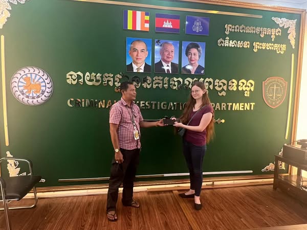 ឆក់ទូរសព្ទដៃពីនារីរងគ្រោះជនជាតិអាមេរិចម្នាក់ កំពុងឈរបានសម្រេច ប៉ុន្តែគេចមិនរួចអន្ទាន់នគរបាលនាយកដ្ឋានព្រហ្មទណ្ឌ ចំនួន ០៣នាក់