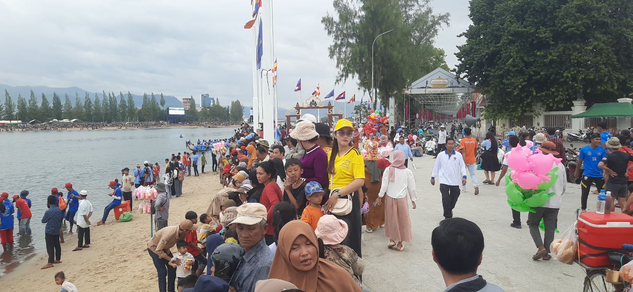ថ្ងៃដំបូងខេត្តកំពតបានចាប់ផ្ដើមប្រណាំងទូក(ង)ខ្នាតប្រពៃណី ដើម្បីអបអរសាទរក្នុងពិធីបុណ្យសមុទ្រលើកទី ១១ ជុំទី ៣ នៅខេត្តកំពត