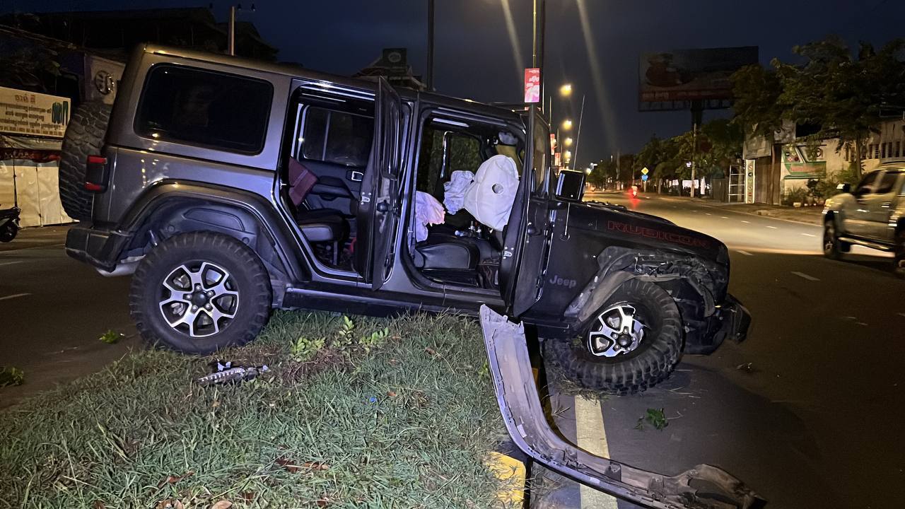 រថយន្ត Jeep RUBICON ១គ្រឿង បើកបុកខឿនឡេីងសួនច្បារពុះចែកទ្រូងផ្លូវជាតិលេខ៦អា រងការខូចខាត