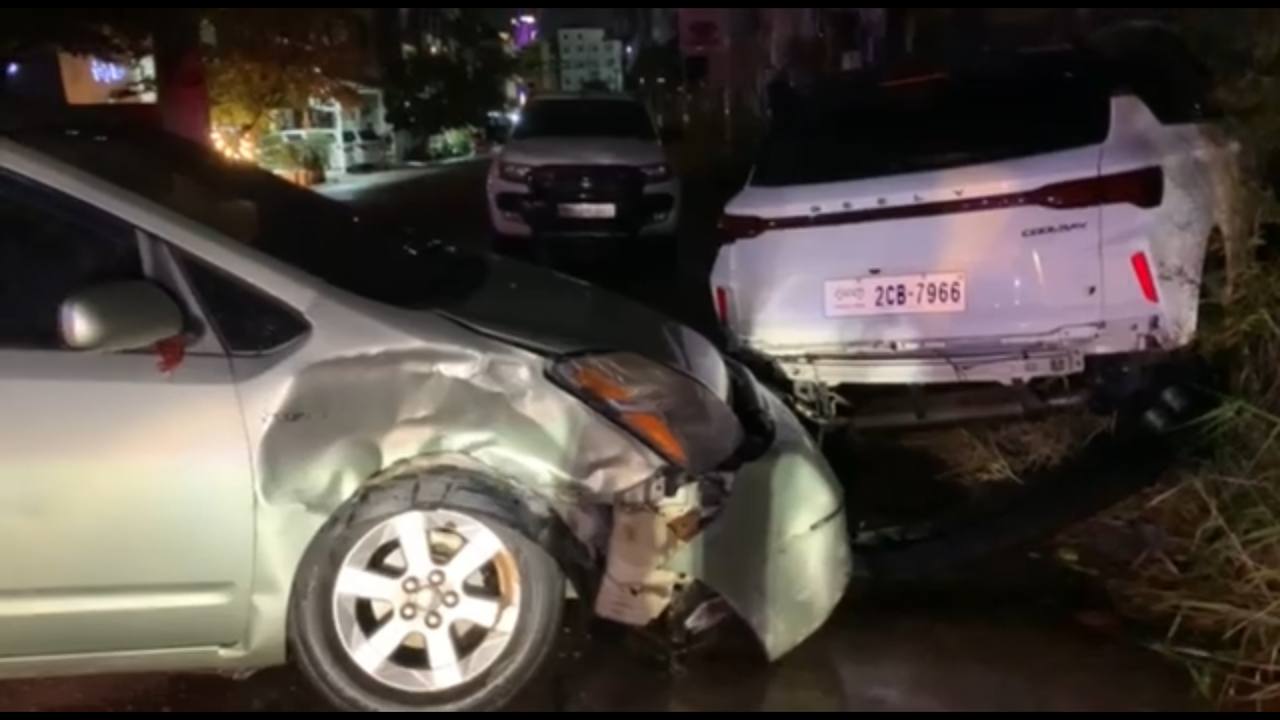 រថយន្ត toyota prius បុករថយន្តមួយគ្រឿងទៀតពីក្រោយខូចខាតយ៉ាងដំណំ