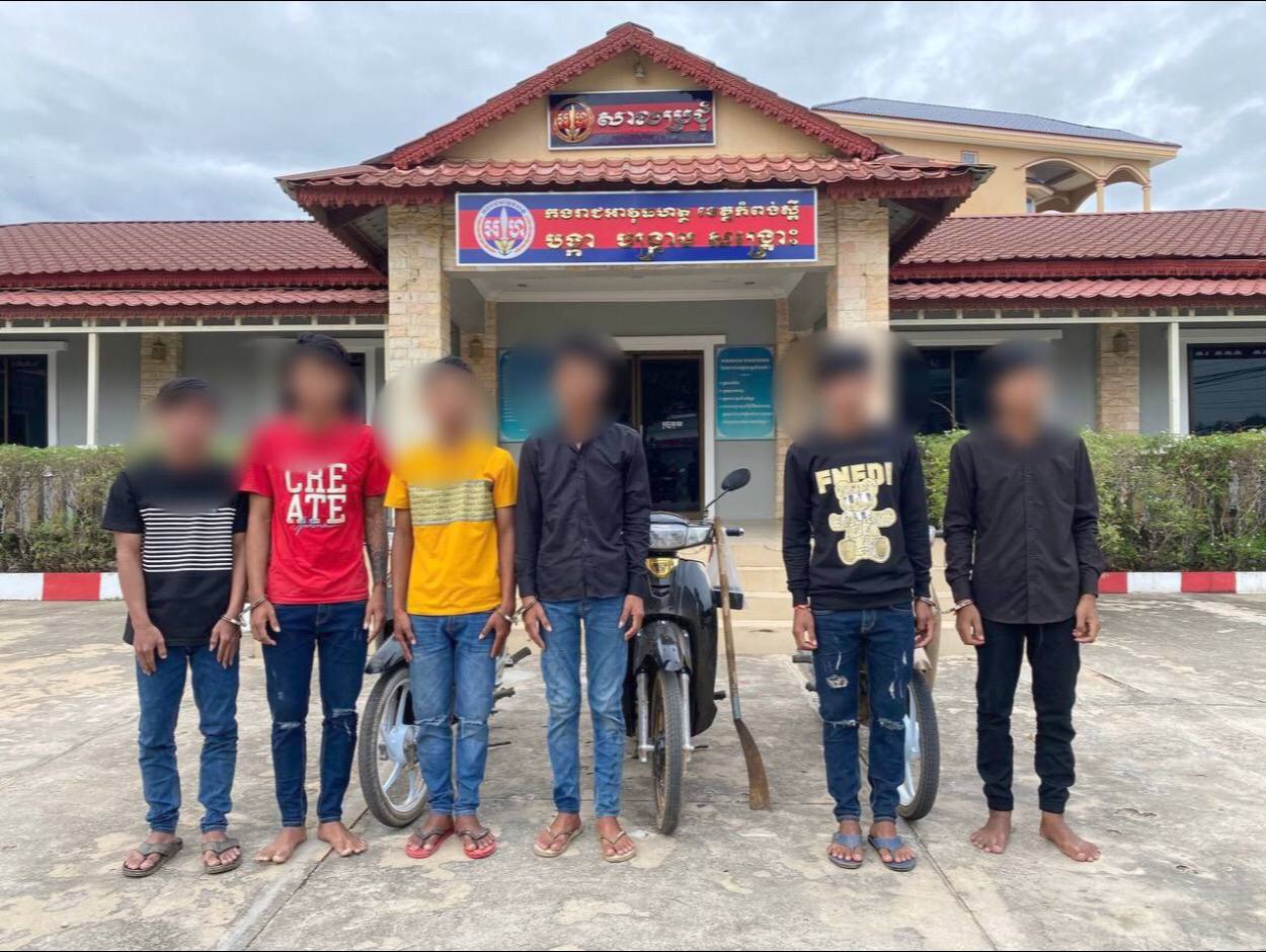 ក្មេងទំនើង១ក្រុម នាំគ្នាជិះម៉ូតូតាំងពីស្រុកឱរ៉ាល់ និងស្រុកថ្ពង អូសកាំបិតផ្គាក់ក្នុងភូមិសាស្ត្រក្រុងច្បារមន ត្រូវជាប់ខ្នោះកងរាជអាអាវុធហត្ថខេត្តកំពង់ស្ពឺ ចំនួន ០៦នាក់