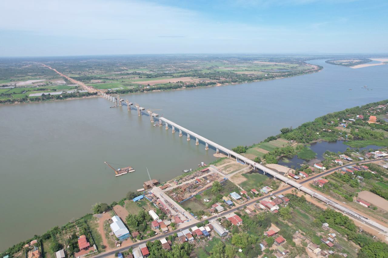 ក្រសួងសាធារណការ និងដឹកជញ្ជូន បានបញ្ជាក់ថា៖ វឌ្ឍនភាពស្ពានឆ្លងកាត់ទន្លេមេគង្គខេត្តក្រចេះ សម្រេចលទ្ធផល ៧៧,០២% អាចនឹងបើកឱ្យប្រជាពលរដ្ឋធ្វើដំណើរឆ្លងកាត់បណ្តោះអាសន្ន នៅកំឡុងខែកញ្ញា ឆ្នាំ២០២៥ខាងមុខ