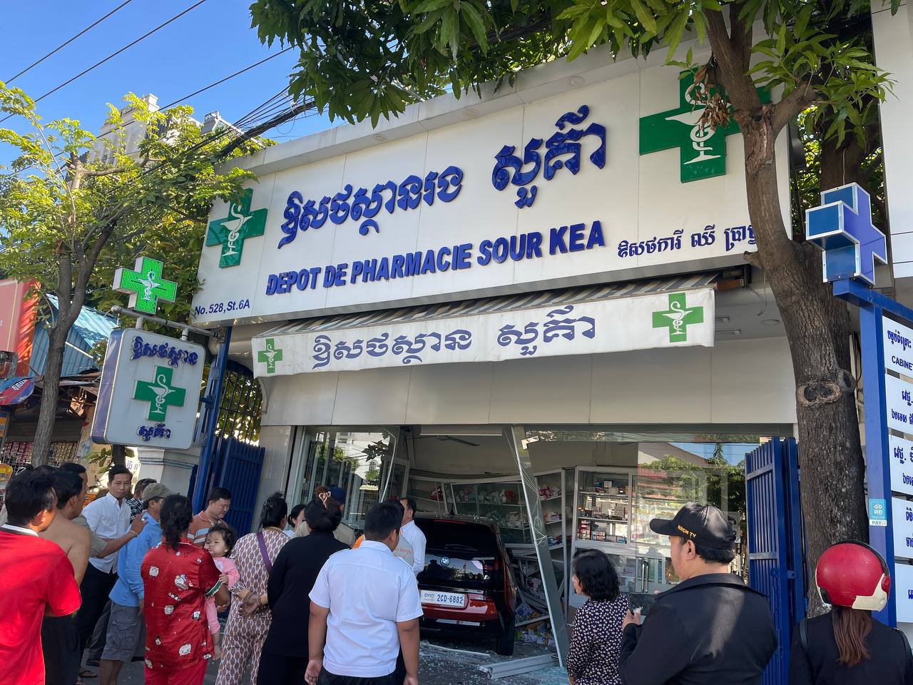 ច្រឡំជាន់ហ្គែរស្មានថាហ្វ្រ័ងធ្វើឱ្យរថយន្តស្ទុះទៅបុកទម្លុះចូលឱសថស្ថានរងសួគ៌ា រងការខូចខាតយ៉ាងដំណំ