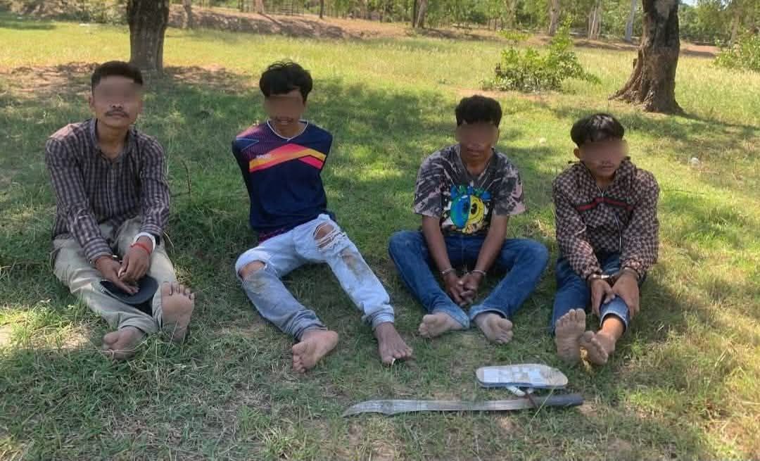 បន្ទាប់ពីទទួលបាន Comment ពីប្រជាពលរដ្ឋ មានករណីជួញដូរគ្រឿងញៀន នៅមុខសាលាបឋមសិក្សា ត្រពាំងអោប អធិការដ្ឋាននគរបាលស្រុកភ្នំស្រួច ចុះបង្ក្រាបភ្លេត ចាប់ខ្លួនជនសង្ស័យ បានចំនួន ០៤នាក់....!
