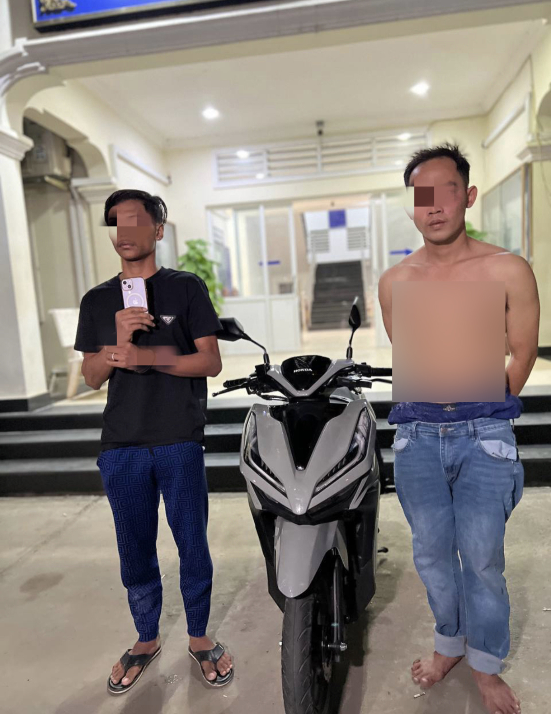 ឆក់ទូរស័ព្ទដៃបានហើយ រត់គេចមិនរួចត្រូវសមត្ថកិច្ចឃាត់បាន២នាក់