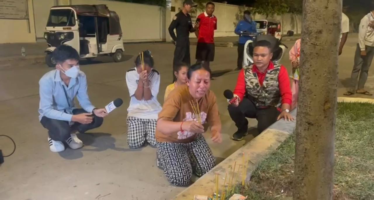 ចេញពីធ្វើការជិះម៉ូតូលឿនពេកមិនប្រយ័ត្នរេចង្កូតទៅបុកខឿនផ្លូវបណ្ដាលឱ្យស្លាប់