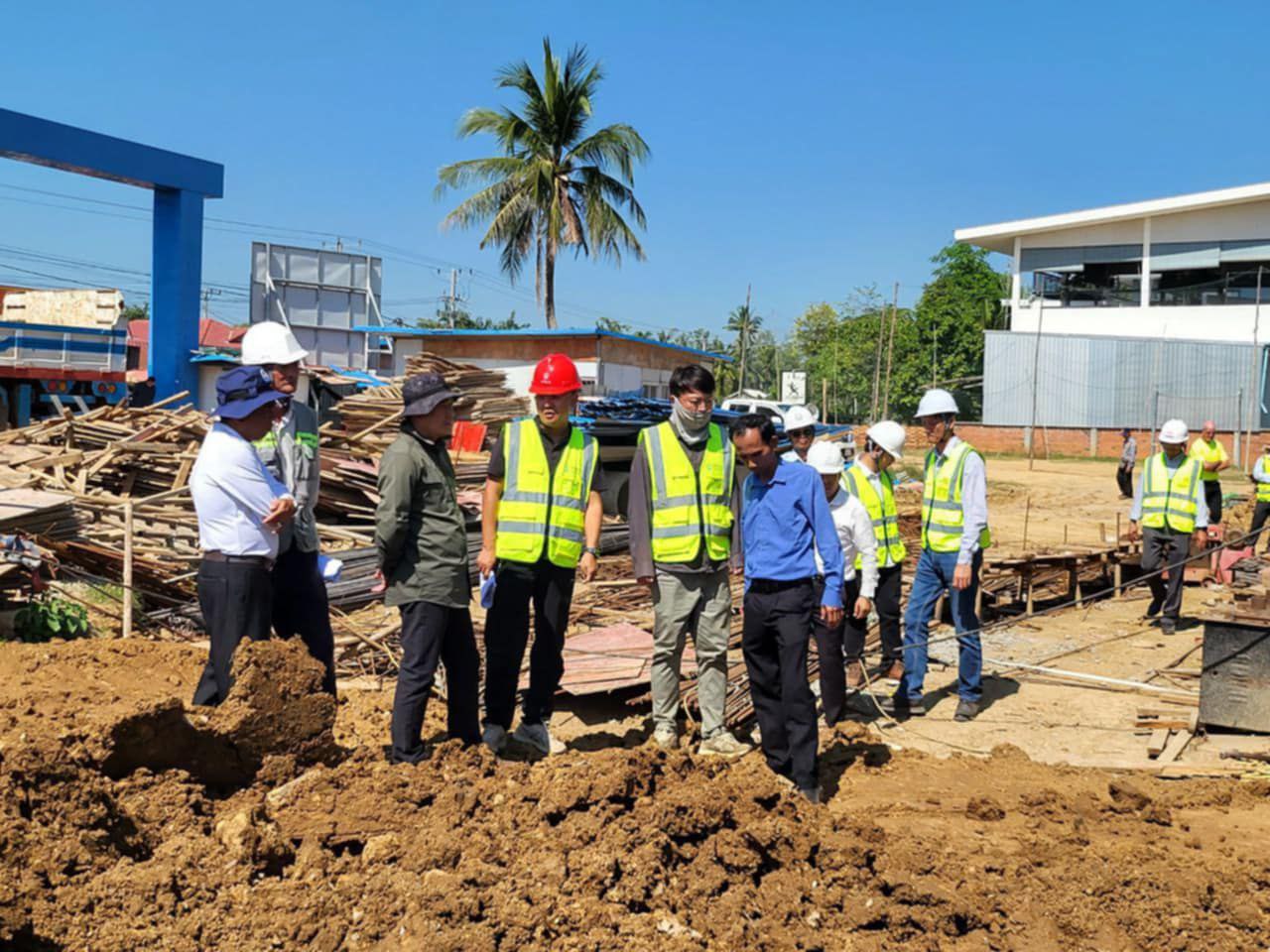 ឯកឧត្តម ហ៊ុល បុណ្ណារិទ្ធ ដឹកនាំក្រុមការងារចុះត្រួតពិនិត្យវឌ្ឍនភាពនិងជំរុញការងារអនុវត្តគម្រោងផ្គត់ផ្គង់ទឹកស្អាតខេត្តបាត់ដំបង