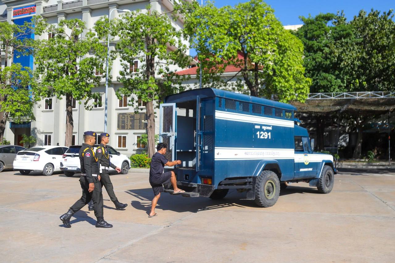 បុរសមានមុខរបរជាចោរលួចទូរសព្ទម្នាក់ ត្រូវបានអាវុធហត្ថរាជធានីភ្នំពេញ ឃាត់ខ្លួនបញ្ជូនទៅតុលាការ!
