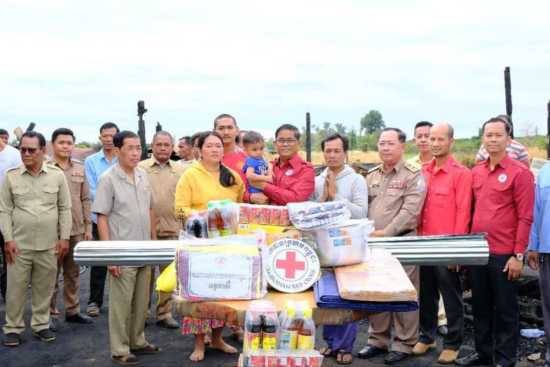 ពលរដ្ឋមួយគ្រួសារ រងគ្រោះដោយអគ្គិភ័យ នៅស្រុកកូនមុំ ទទួលបានអំណោយមនុស្សធម៌ ពីសាខាកាកបាទក្រហមកម្ពុជា ខេត្តរតនគិរី