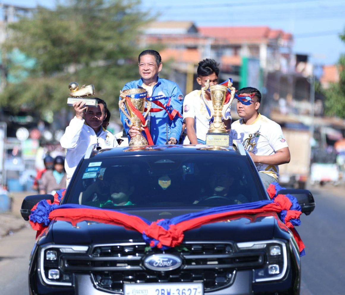 អបអរសាទរ ខេត្តត្បូងឃ្មុំ គ្រងជើងឯក រដ្ឋបាលខេត្ត ប្រារព្ធពិធីដង្ហែក្បួនក្រុមកីឡាបាល់ទាត់ និងដង្ហែពានរង្វាន់សម្តេចតេជោ ហ៊ុន សែន ថ្នាក់ខេត្ត លើកទី១៨