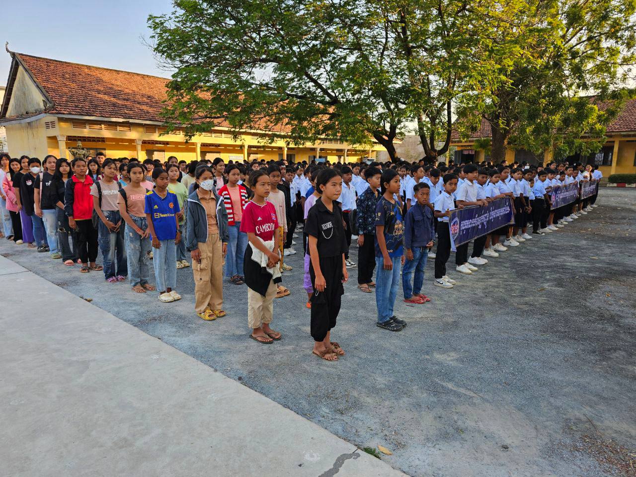 ក្រុមការងារអាវុធហត្ថខេត្តកំពង់ស្ពឺ បន្តចុះធ្វើការផ្សព្វផ្សាយតាមសាលា ស្តីពី បញ្ហាក្មេងទំនើង និងបញ្ហាគ្រឿងញៀន