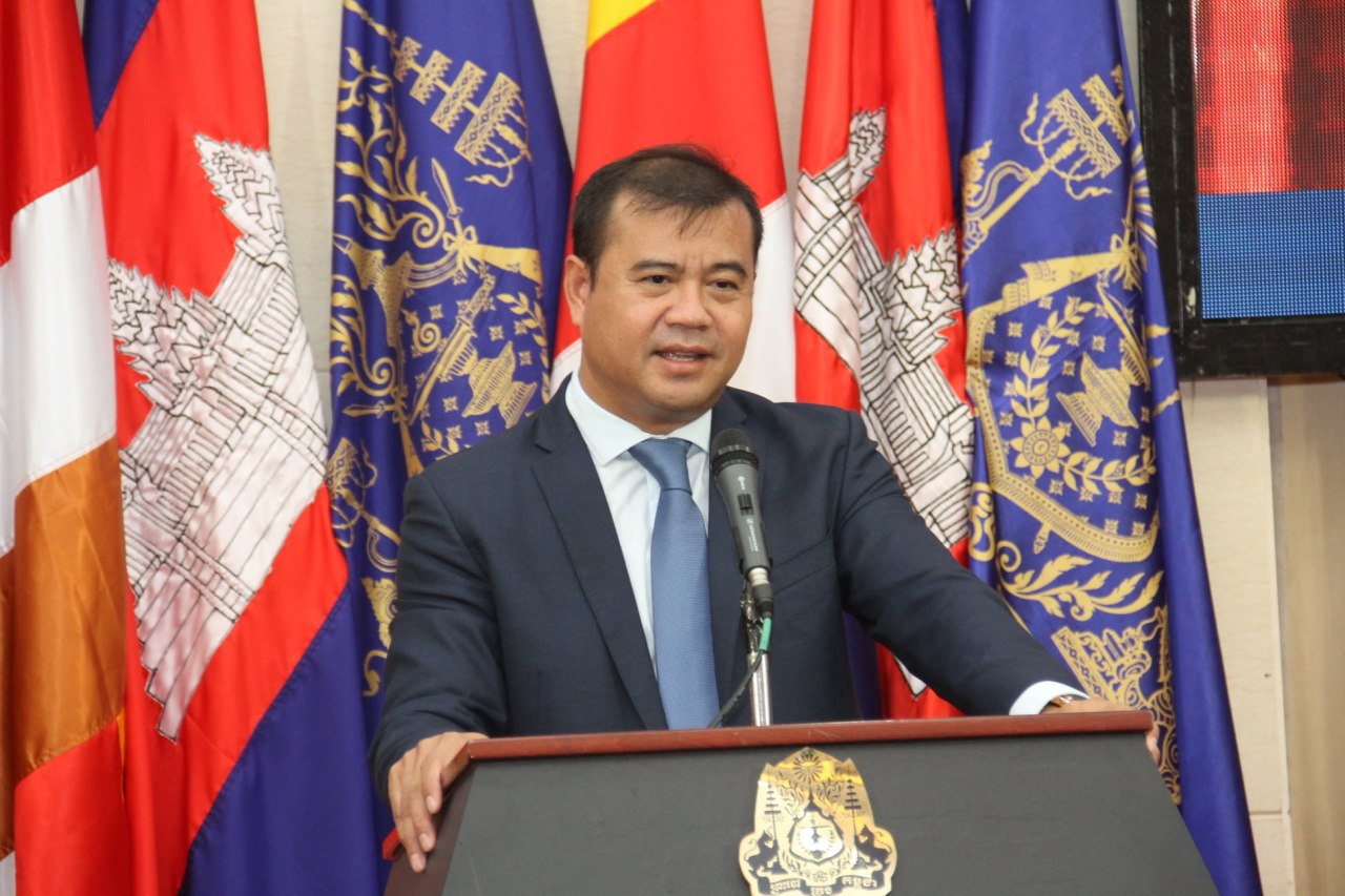 «រាជរដ្ឋាភិបាលទម្លាក់ទន់ ៣០ លានដុល្លារបន្ថែមទៀត ដើម្បីទ្រទ្រង់ស្ថានភាពតម្លៃស្រូវអូអឹម ដែលកំពុងធ្លាក់ថ្លៃស្របពេលប្រជាកសិករប្រមូលផលស្រូវស្រែប្រាំង»