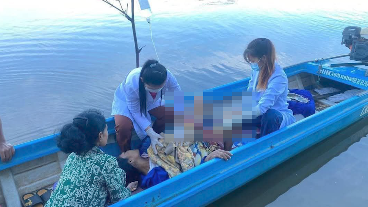 ស្ត្រីម្នាក់ឈឺពោះសំរាលកូនលើទូកត្រូវបានមន្ត្រីពេទ្យឆ្មបមណ្ឌលសុខភាពភ្នំកុកជួយសង្គ្រោះ