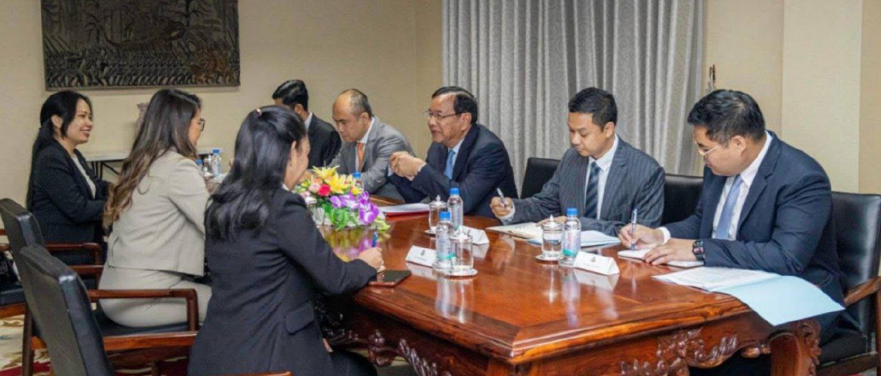 លោកឧបនាយករដ្ឋមន្រ្តី ប្រាក់ សុខុន ទទួលជំនួបសម្តែងការគួរសមដោយនាយកប្រតិបត្តិមជ្ឈមណ្ឌលតំបន់អាស៊ានសម្រាប់សកម្មភាពមីន