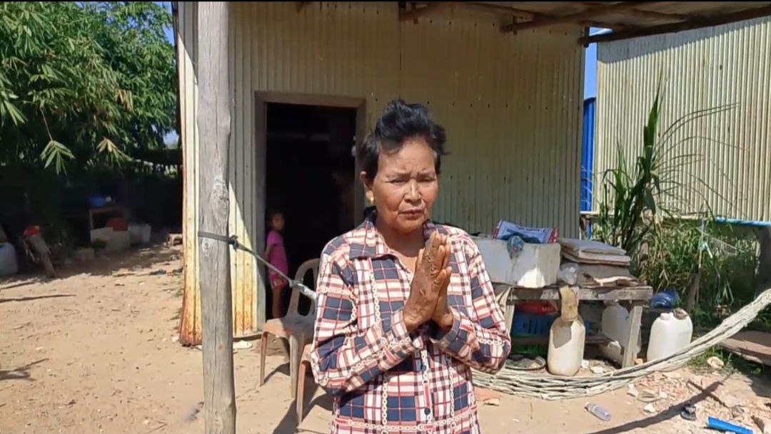 តើបុគ្គលឈ្មោះខ្មៅ ជានរណា មានតួនាទីអ្វីឱ្យពិតប្រាកដ ខណៈឃើញម្តងស្លៀកពាក់ឯកសណ្ឋានជាមន្ត្រីបរិស្ថាន ម្តងឯកសណ្ឋានមន្រ្តីអភិរក្ស ដើរប្រមូលលុយពីប្រជាពលរដ្ឋ សរុបខ្ទង់ម៉ឺនដុល្លារ សន្យាលក់ដីខ្យល់