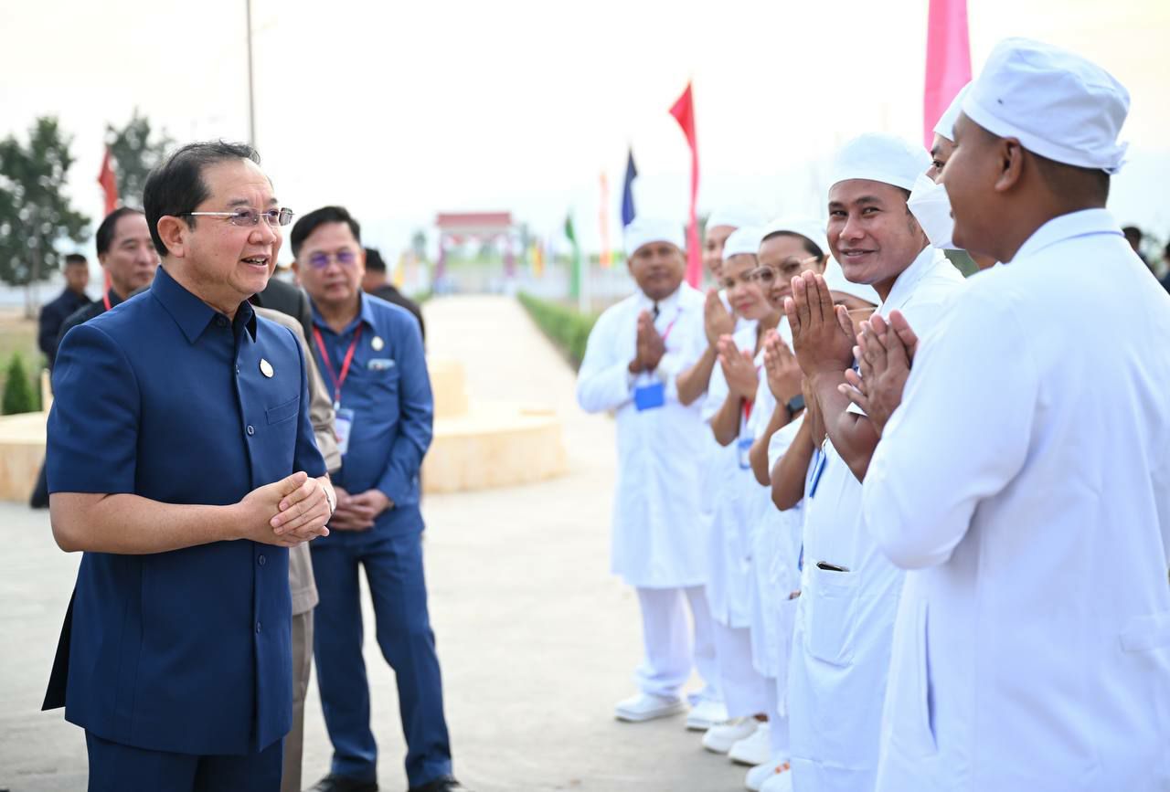 ឯកឧត្តមសាស្រ្តាចារ្យ ឈាង រ៉ា រដ្ឋមន្រ្តីក្រសួងសុខាភិបាលបានចុះសំណេះសំណាល និងជំរុញលើកទឹកចិត្តឱ្យបង្កើនសមត្ថភាពបន្ថែម ដល់មន្ត្រីរាជការនៃមណ្ឌលសុខភាពប៊ុនរ៉ានីហ៊ុនសែន ដំណាក់ ទ្រយឹង