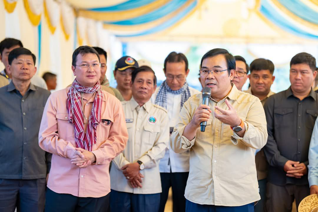 ថ្នាក់ដឹកនាំក្រសួងធនធានទឹក និងក្រសួងកសិកម្ម អញ្ជើញជួបសំណេះសំណាល ជាមួយ ប្រជាកសិករ ដែលស្នើសុំអន្តរាគមន៍ ជួយដោះ ស្រាយបញ្ហាខ្វះខាតទឹកសម្រាប់ស្រោចស្រពស្រូវរដូវប្រាំង ក្នុងឃុំ កណ្ដឹង ស្រុកបាទី ខេត្តតាកែវ