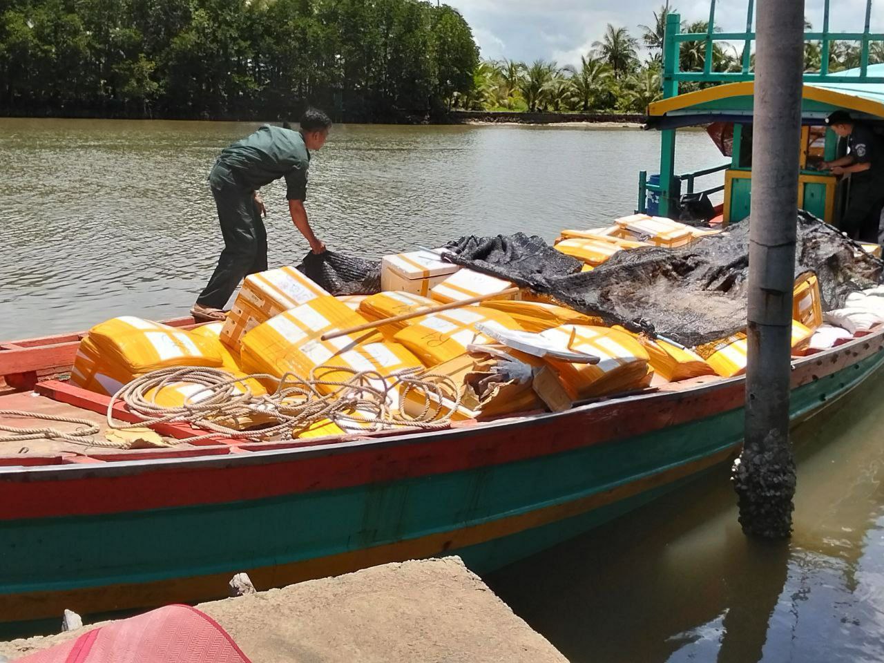 ក្ដៅៗ សមត្ថកិច្ចឃាត់ទូកដឹកទំនិញមួយគ្រឿង ដឹកទំនិញចេញពីថៃ ចូលមកកម្ពុជា