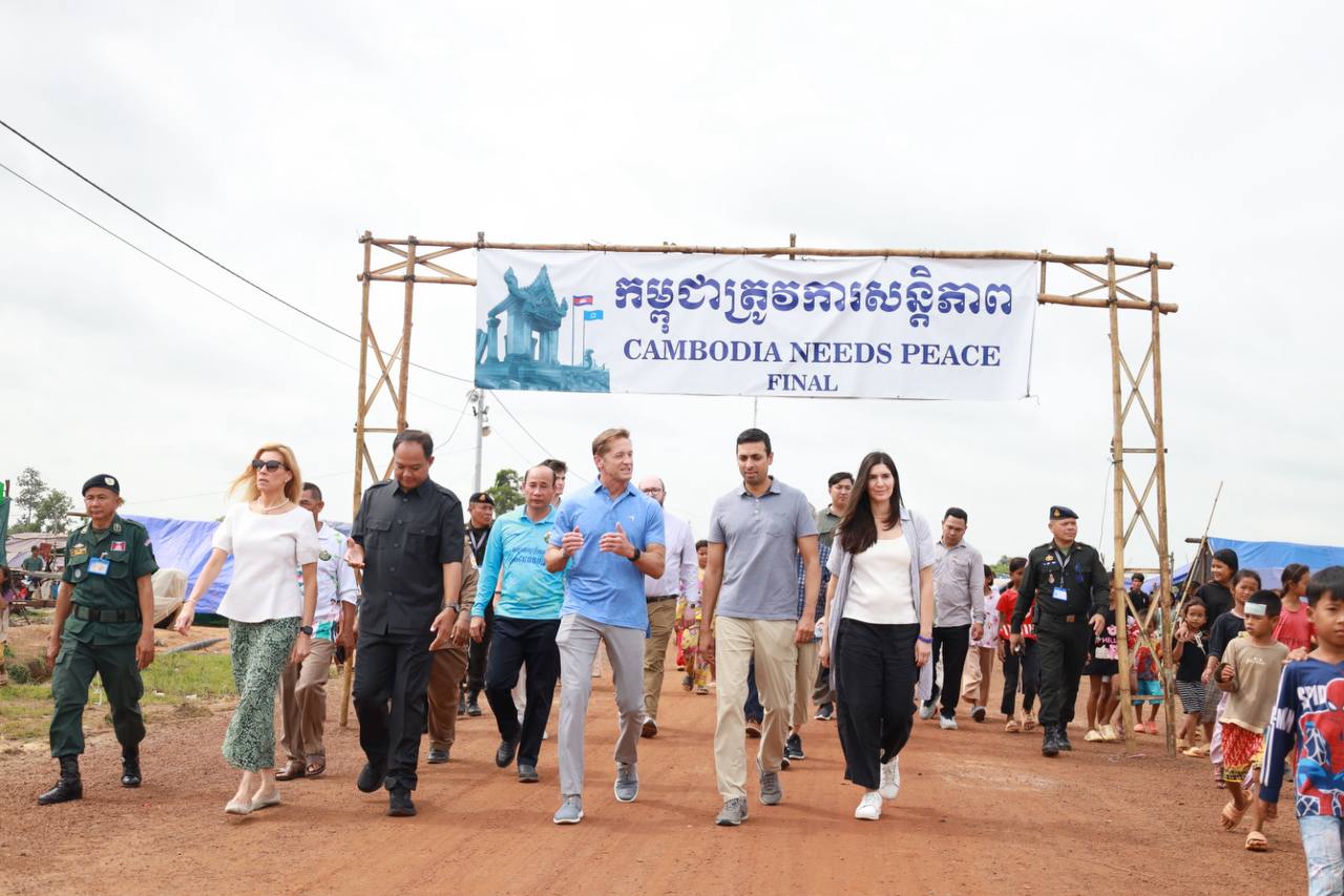 សមាជិកសភាអាមេរិក ចុះជួបពលរដ្ឋខ្មែររងគ្រោះដោយសារសង្គ្រាមនៅខេត្តព្រះវិហារ!
