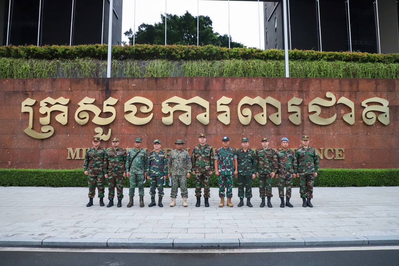 ក្រុមអ្នកសង្កេតការណ៍អន្តរកាល (IOT) ចំនួន ០៦ ប្រទេស ចុះទៅសង្កេតការណ៍ ផ្ទៀងផ្ទាត់ និងរាយការណ៍អំពីស្ថានភាពព្រំដែនកម្ពុជា-ថៃ ក្នុងភូមិសាស្ត្រខេត្តពោធិ៍សាត់ ក្រោយមានបទឈប់បាញ់