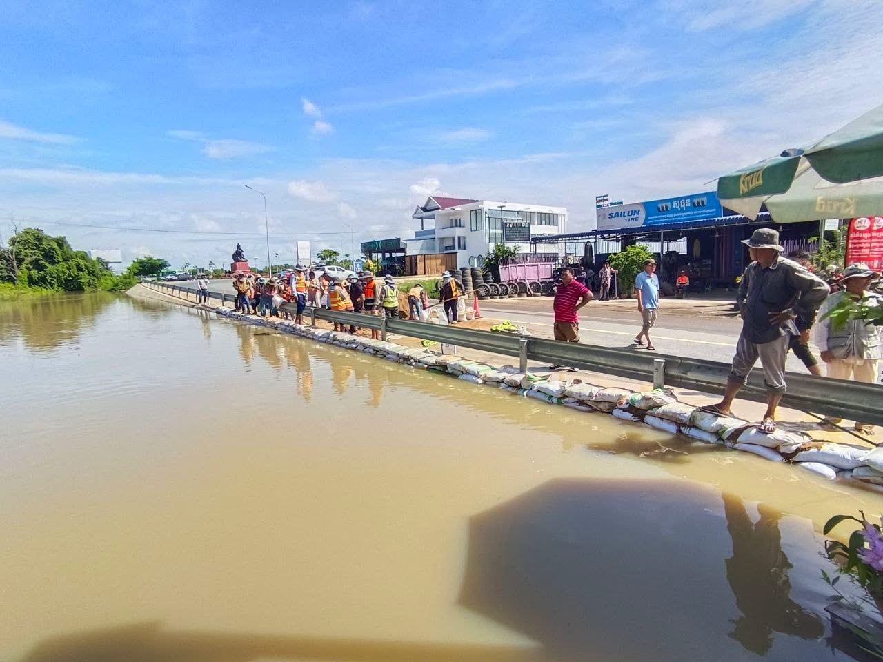 ទឹកស្ទឹងពន្លៃហក់ឡើងបណ្តាលជន់លិចកំណាត់ផ្លូវជាតិលេខ៥ ចាស់ ប្រវែងជាង ២០០ម៉ែត្រ ក្នុងភូមិសាស្ត្រខេត្តកំពង់ឆ្នាំង