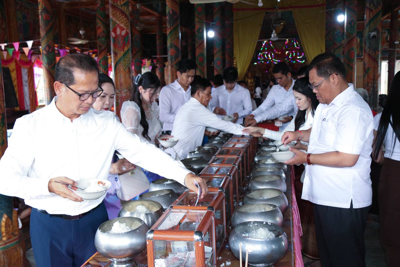 ប្រធានក្រុមការងារយុវជនគណបក្សក្រសួងបរិស្ថាន អញ្ជើញនាំយកនូវតេយ្យទាន ប្រគេនព្រះសង្ឃក្នុងពិធីបុណ្យកាន់បិណ្ឌវេនទី៦ នៅបរិវេណវត្តព្រះធាតុបាស្រី ស្រុកអូររាំងឪ