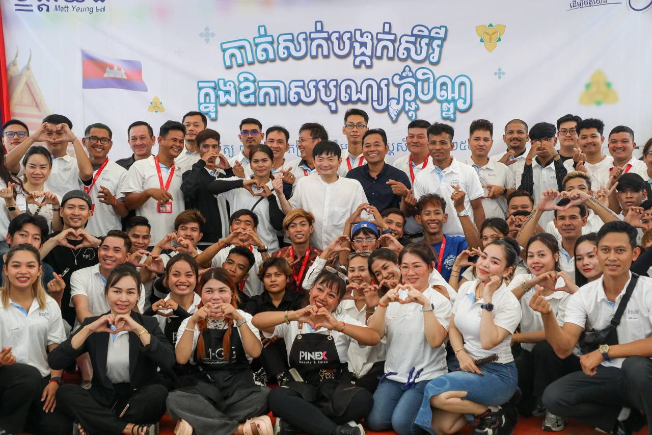កម្មករ-កម្មការិនី និងពលរដ្ឋប្រមាណ ៥០០ នាក់ នៅសង្កាត់ចោមចៅទី១ ទទួលបានការកាត់សក់ដោយឥតគិតថ្លៃ ក្រោមប្រធានបទ “កម្មវិធីសក់ និងសម្រស់មិត្តយើង”