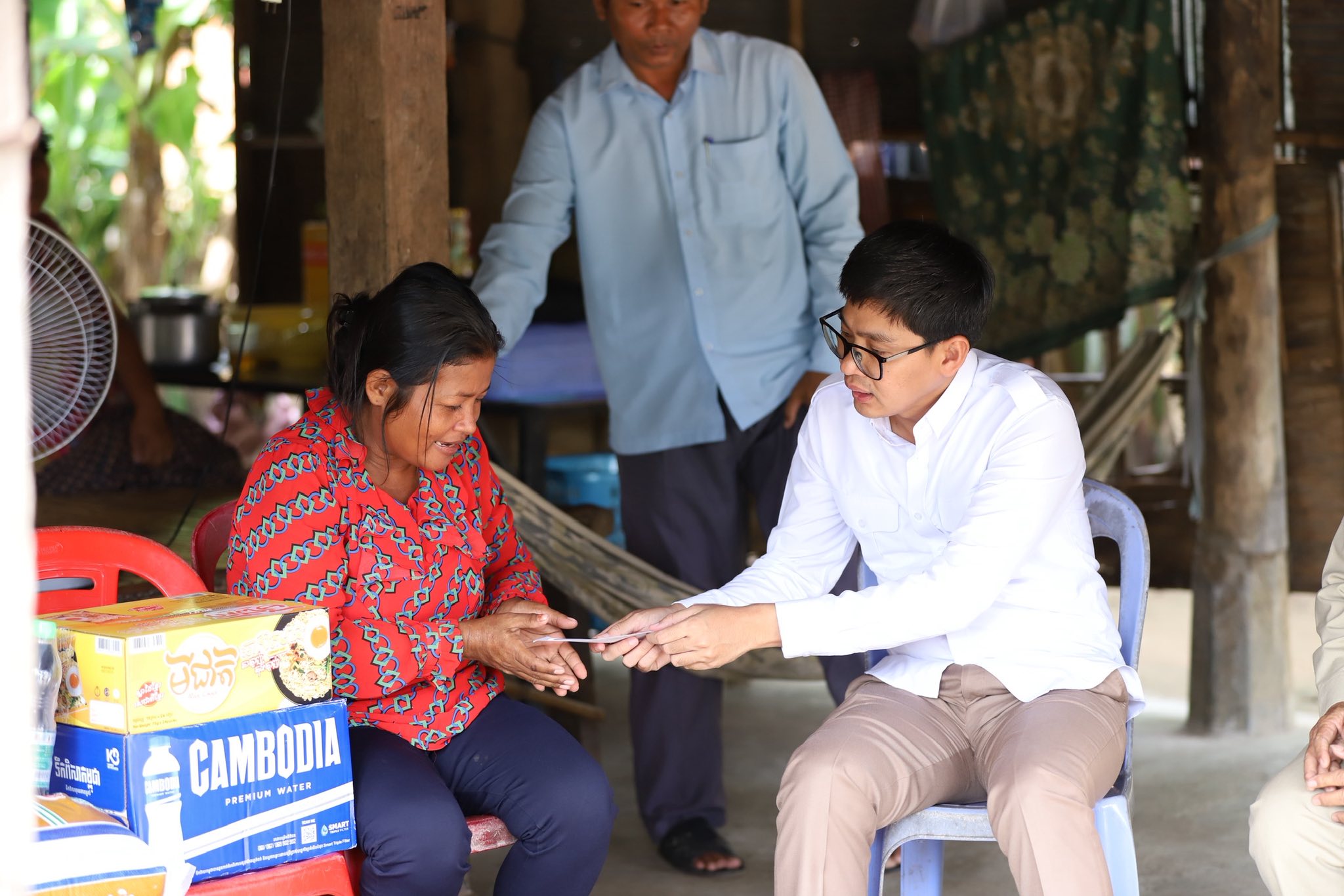 លោក ចេង ឌីណា អភិបាលស្រុកខ្សាច់កណ្ដាល អញ្ជើញជួបសំណេះសំណាល​សួរសុខទុក្ខគ្រួសារកងទ័ពជួរមុខ ចំនួន​០២គ្រួសារ​ ស្ថិតក្នុងឃុំសុីធរ