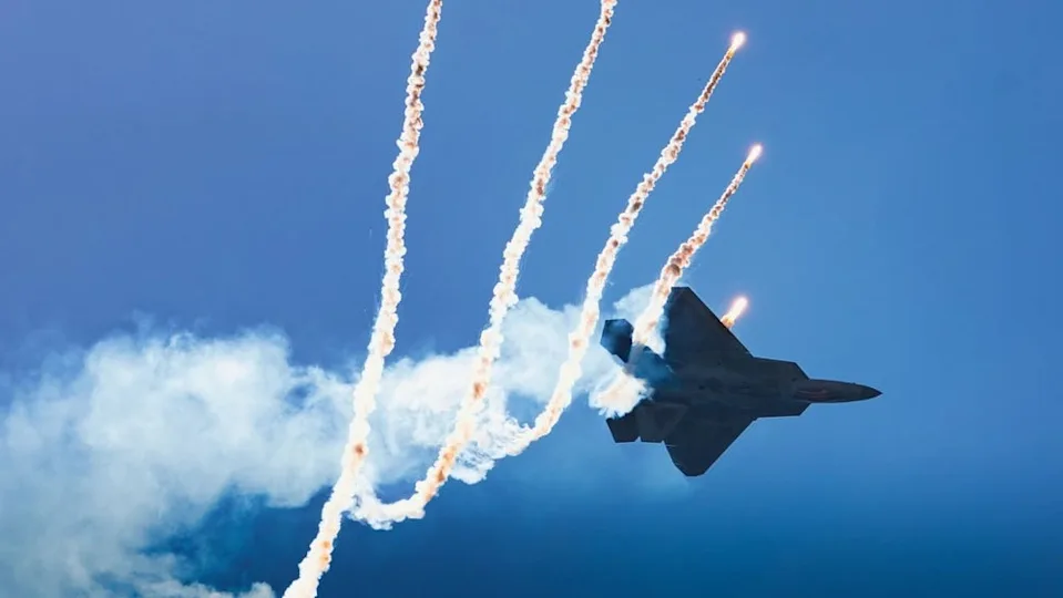 យន្តហោះចម្បាំង F-22 Raptor របស់អាមេរិច នៅតែឥតខ្ចោះជាង J-20 របស់ចិន និង Su-57 របស់រុស្ស៊ី