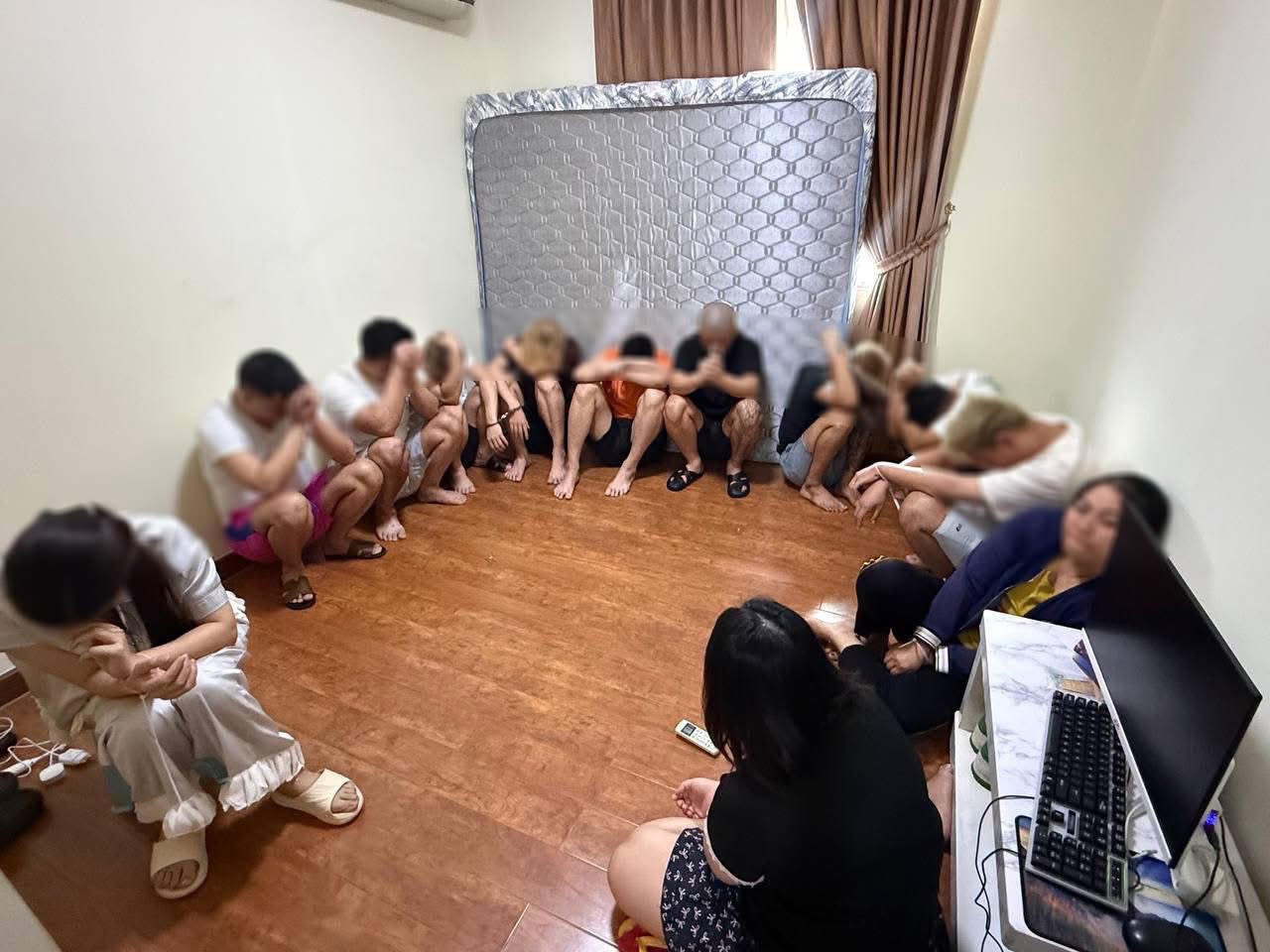 បង្រ្កាបករណី ឆបោកបែបលក្ខណៈស្នេហា - Romance Scam ក្នុងអគារខុនដូរ «វិមានកុលាប» សមត្ថកិច្ចឃាត់ខ្លួនជនជាតិវៀតណាម ប្រុស-ស្រី ចំនួន ១៩ នាក់