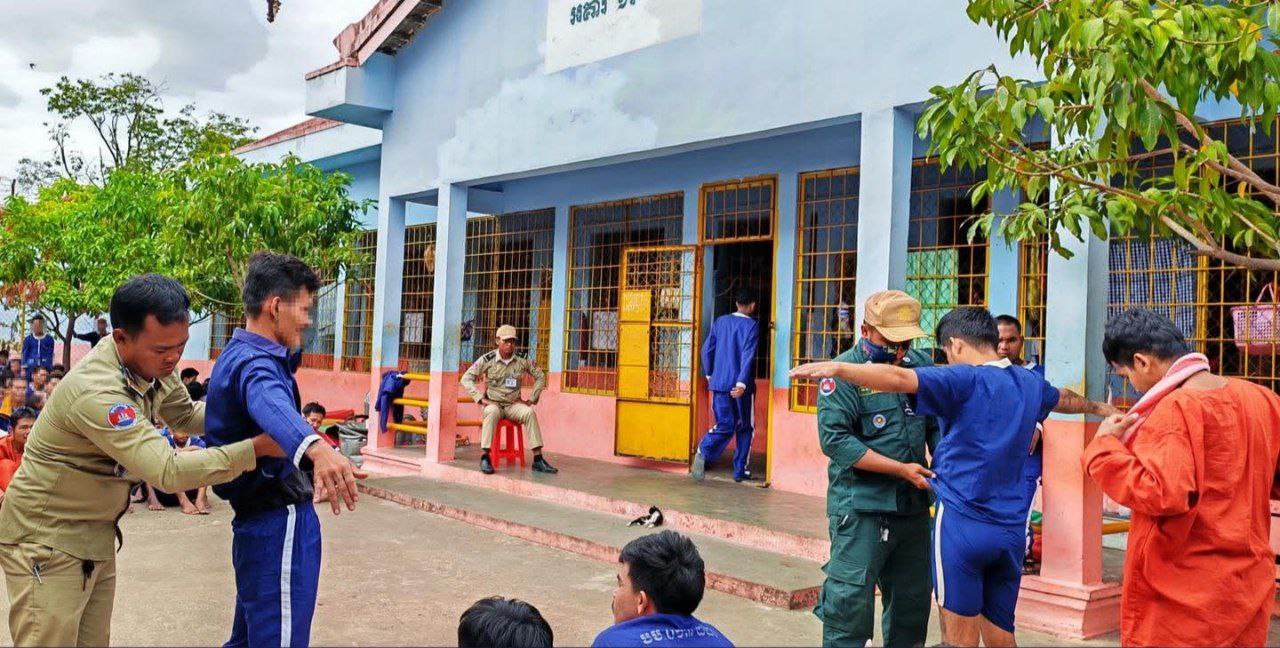 ពន្ធនាគារខេត្តឧត្តរមានជ័យ បើកឆែកឆេរបន្ទប់ឃុំ ឃាំងជនជាប់ឃុំ ស្វែងរកវត្ថុហាមឃាត់ និងទប់ស្កាត់បទល្មើស