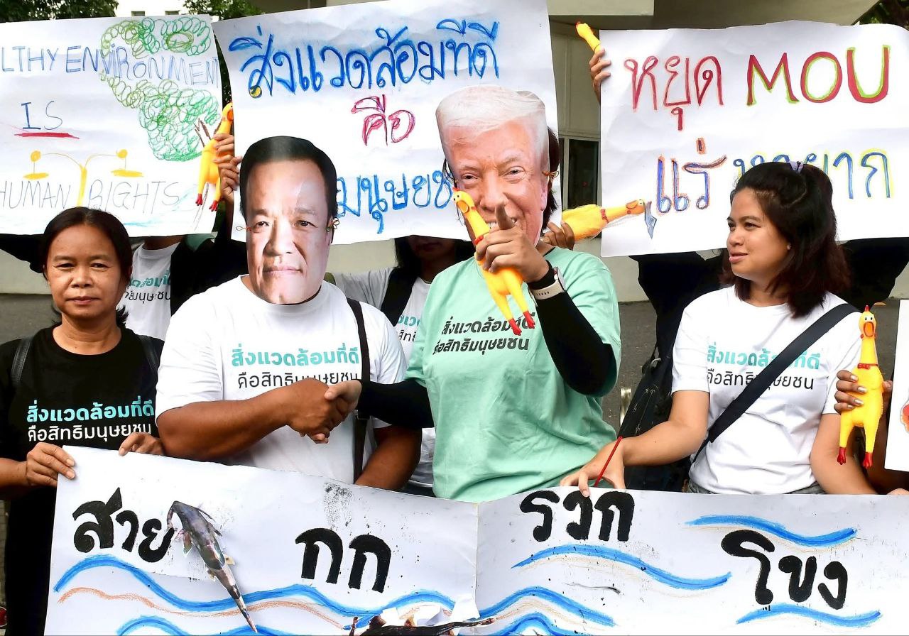 ផ្ទុះការប្រតិកម្មកក្រើកប្រទេសថៃជាថ្មី! ក្រុមអ្នកតវ៉ាបានប្រមូលផ្តុំគ្នានៅមុខស្ថានទូតអាមេរិកក្នុងទីក្រុងបាងកក ប្រឆាំងនឹង MOU រវាងសហរដ្ឋអាមេរិក និងថៃ ដែលបានចុះហត្ថលេខាដោយនាយករដ្ឋមន្រ្តីថៃ