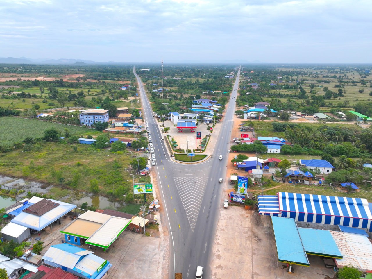 “ទឹកហូរច្រោះបាក់ដីក្បាលស្ពានថ្ម” បណ្តោយផ្លូវជាតិលេខ៤១ ចន្លោះគីឡូម៉ែត្រលេខ ៦-៧ ត្រូវបានក្រុមការងារជួសជុលឡើងវិញ