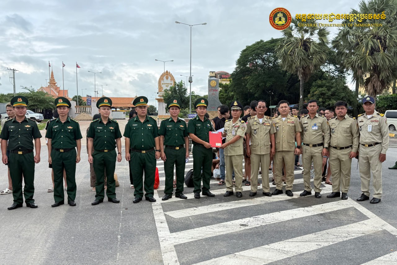 ជនអន្តោប្រវេសន៍វៀតណាម ចំនួន ៣០ នាក់ ត្រូវបានបណ្តេញចេញពីកម្ពុជា តាមប៉ុស្តិ៍នគរបាលច្រកទ្វារព្រំដែនអន្តរជាតិព្រៃវល្លិ៍ ខេត្តស្វាយរៀង!