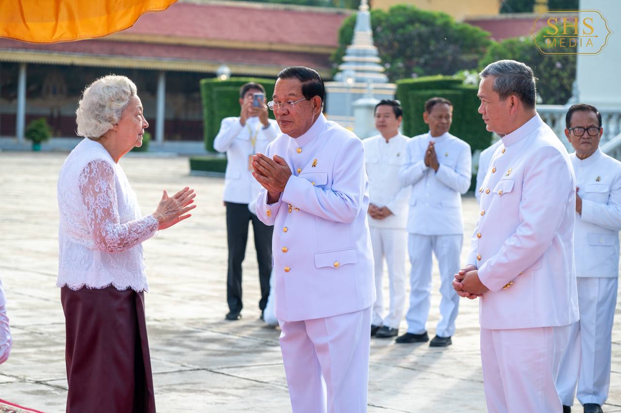 សម្ដេចតេជោ ហ៊ុន សែន អញ្ជើញក្នុងព្រះរាជពិធីបួងសួងចម្រើនសេចក្តីសុខជូនព្រះរាជាណាចក្រកម្ពុជា នៅព្រះបរមរាជវាំង