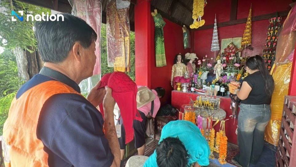 ពិតជាចម្លែកមែន! ប្រជាជនថៃ នាំគ្នាយកអាវក្នុងស្រ្តី ទៅថ្វាយទីសក្ការបូជាមួយកន្លែងដើម្បីសូមសេចក្ដីសុខ និងសម្រេចបំណងប្រថ្នាពួកគេ