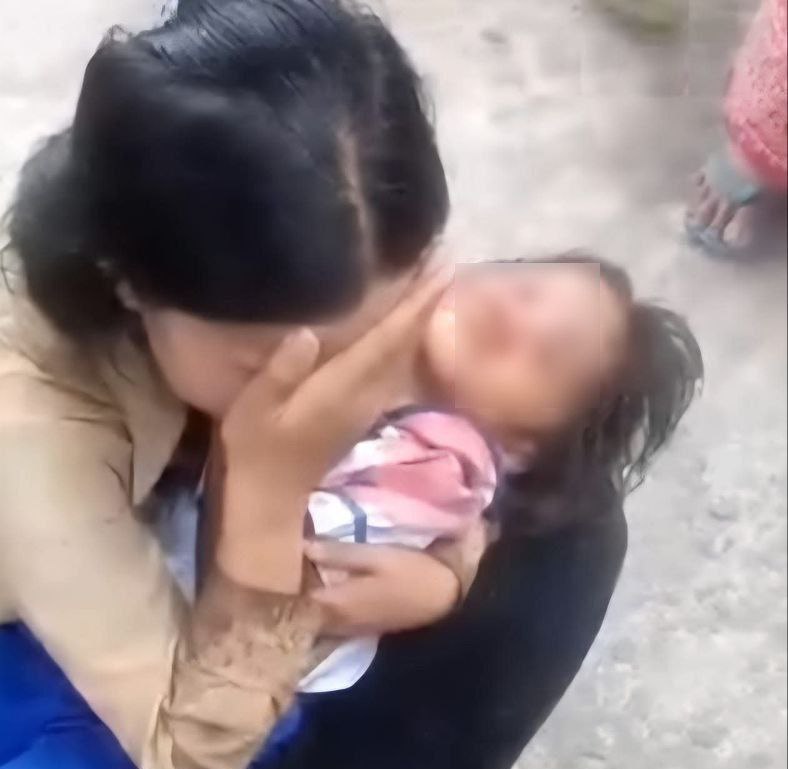 សិស្សសាលាស្រីម្នាក់ត្រូវឆ្កែ “ហាសស្គី” ចំនួន ០៧ ក្បាលព័ទ្ធខាំ បម្រុងហែកសាច់ស៊ី ខេត្តកោះកុង កំពុងបង្កការភ្ញាក់ផ្អើល និងព្រួយបារម្ភក្នុងសហគមន៍