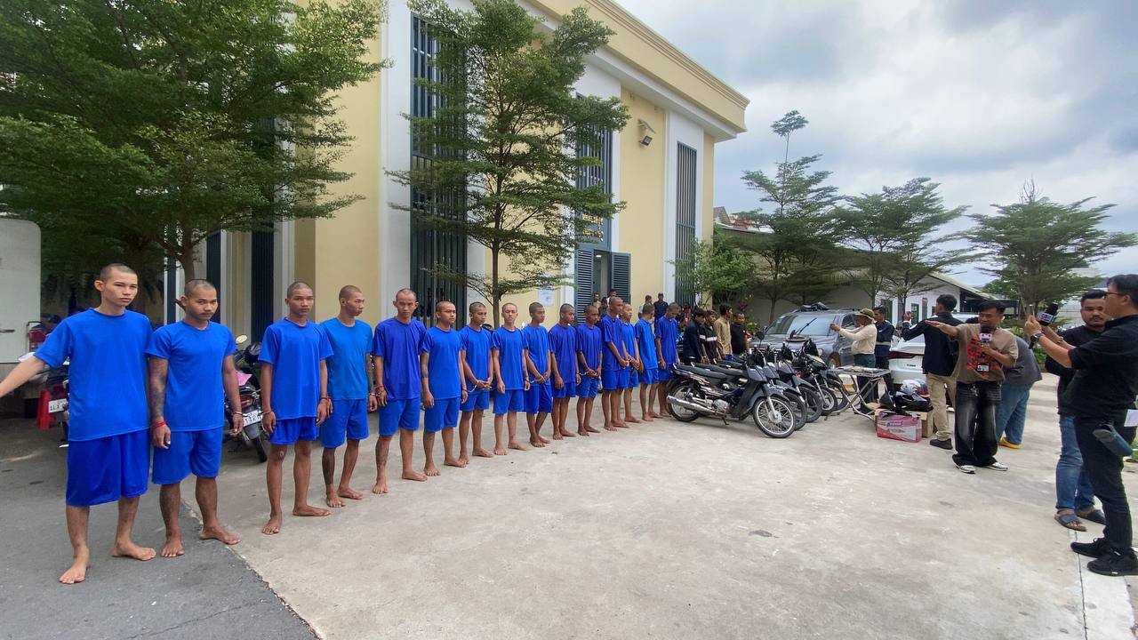 នគរបាលព្រហ្មទណ្ឌកំរិតស្រាលបង្ហាញមុខក្រុមក្មេងទំនើងបង្កហឹង្សា និងកាប់ប្លន់ចំនួន ២០នាក់រួមនិងវត្ថុតាងជាច្រើន