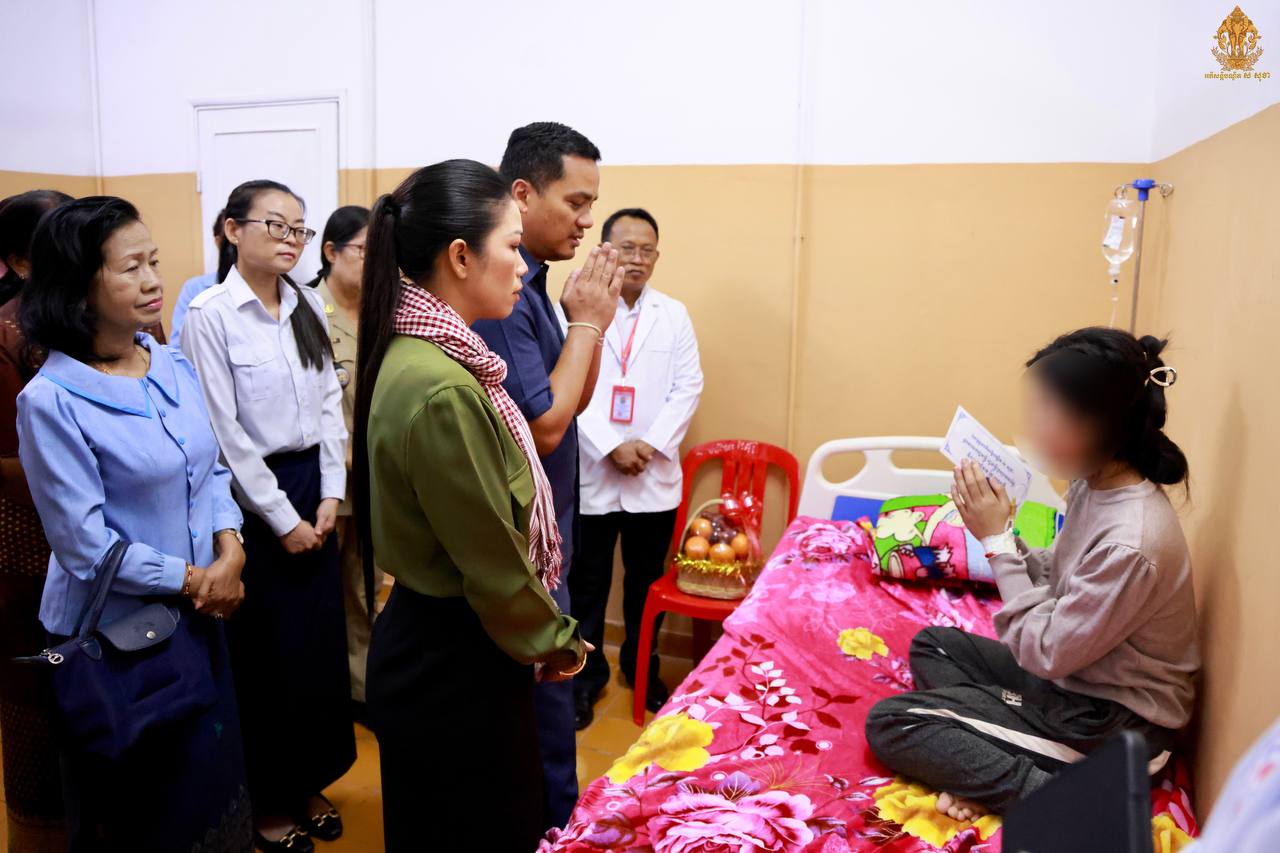 រដ្ឋមន្ត្រីក្រសួងមហាផ្ទៃ ឆ្លៀតសួរសុខទុក្ខពលករខ្មែរ ដែលរងហិង្សាយ៉ាងឃោរឃៅដោយទាហានឈុតខ្មៅថៃ