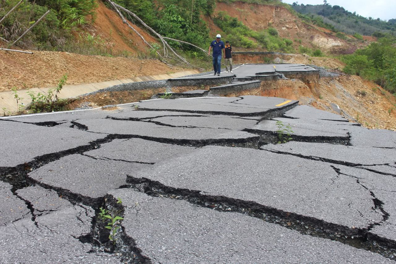 ស្ដែងៗ ផ្លូវក្នុងសង្កាត់មួយក្នុងប្រទេសថៃបានបាក់ជម្រៅ២ម៉ែត្រនិងប្រេះបែកប្រវែង៥០ម៉ែត្រយ៉ាងរន្ធត់