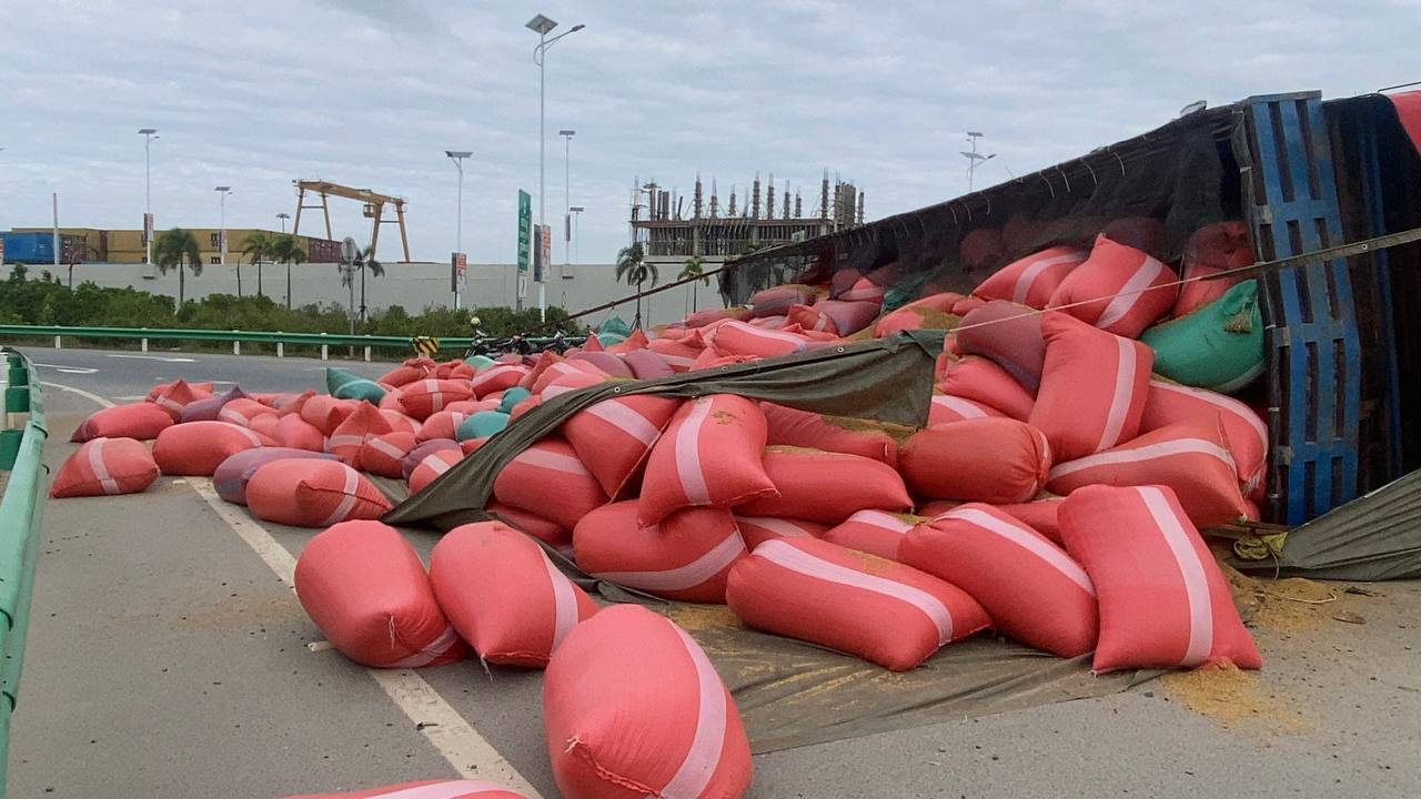 រថយន្ដដឹកស្រូវបើកតាមបណ្ដោយផ្លូវវិថីឈ្នះឈ្នះមកដល់ចំនុចផ្លូវកោងរង្វង់មូល ក្រឡាប់ ចាក់ស្រូវចោលពេញផ្លូវ