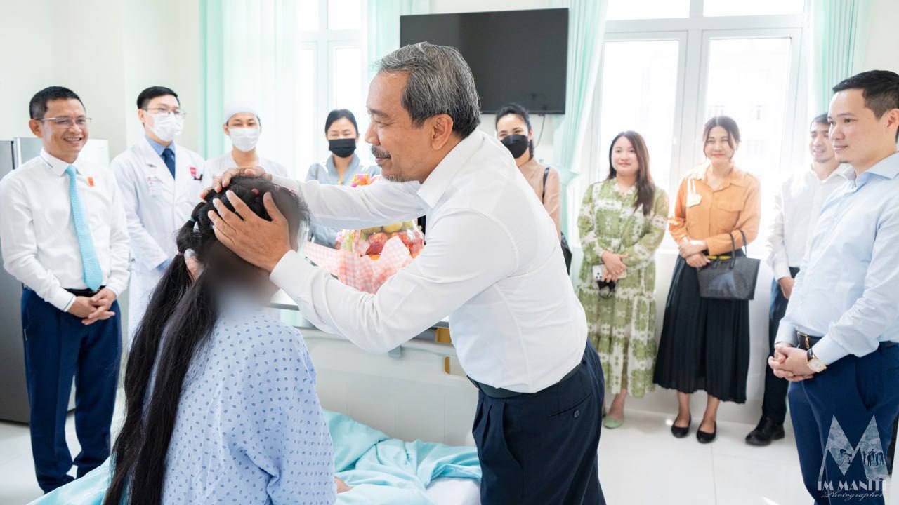 លោក កែវ រ៉េមី ចុះសួរសុខទុក្ខជនរងគ្រោះពីអំពើរំលោភបំពានទាហានថៃ នៅមន្ទីរពេទ្យកាល់ម៉ែតបញ្ជាក់ការយកចិត្តទុកដាក់ពី សម្តេច ហ៊ុន សែន និងសម្តេច ហ៊ុន ម៉ាណែត