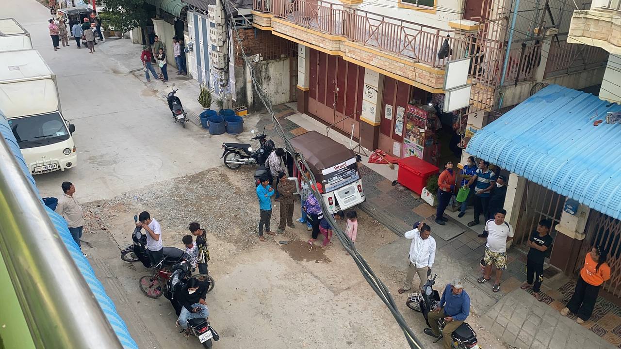 បងប្អូនក្រុមគ្រួសារតេទូរសព្ទមិនចូលលើកអោយអ្នកជិតខាងទៅមើលនៅបន្ទប់ជួលស្រាប់តែប្រទះឃើញដេកស្លាប់ហើមស្អុយ