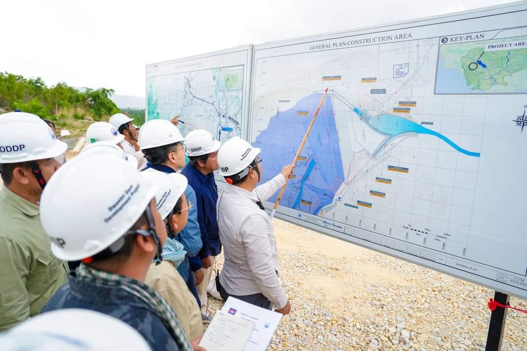 «ទំនប់ដូនទ្រី» ស្ថិតក្នុងស្រុករុក្ខគិរី ខេត្តបាត់ដំបង មានសមត្ថភាពផ្ទុកទឹកប្រមាណ ១៦៣ លានម៉ែត្រគូប អាចផ្គត់ផ្គង់ទឹកស្រោចស្រពផ្ទៃដីកសិកម្មរដូវវស្សា ៣៣ ពាន់ហិកតា និងរដូវប្រាំង ៤ ៥០០ ហិកតា