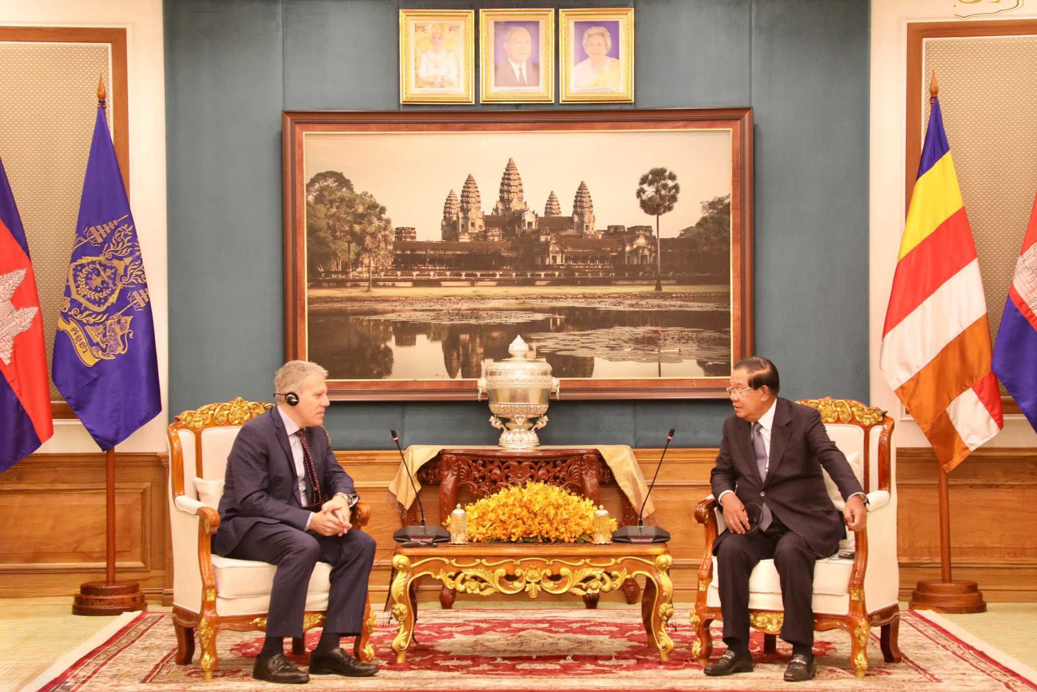 សម្តេចតេជោ ហ៊ុន សែន អនុញ្ញាតឱ្យឯកឧត្តម Christian DesRoches ឯកអគ្គរដ្ឋទូត កាណាដាប្រចាំកម្ពុជា ចូលជួបសម្តែងការគួរសម