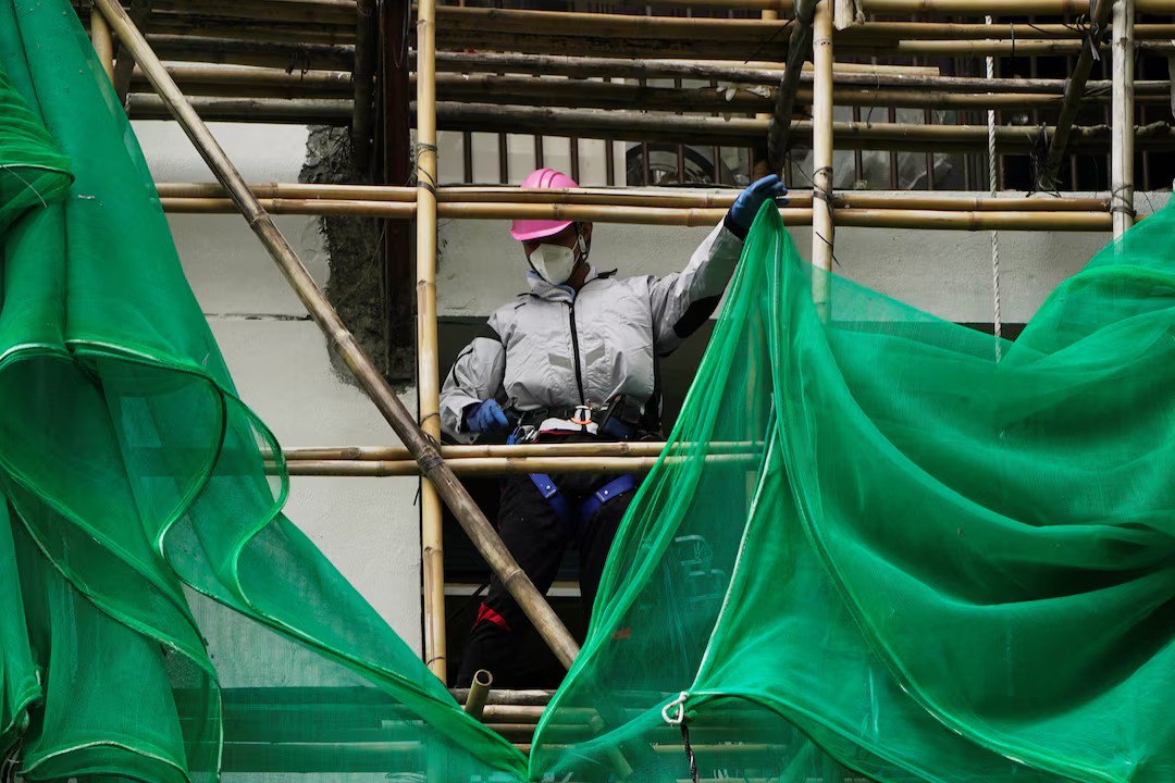 អាជ្ញាធរហុងកុង បញ្ជាដកសំណាញ់ការពារក្នុងការដ្ឋាបសាងសង់ និងជួសជុលអគារទូទាំងទីក្រុង បន្ទាប់ពីអគ្គិភ័យសម្លាប់ ១៥៩ នាក់ និងមានមនុស្ស ២១ នាក់ ត្រូវចាប់ខ្លួន!