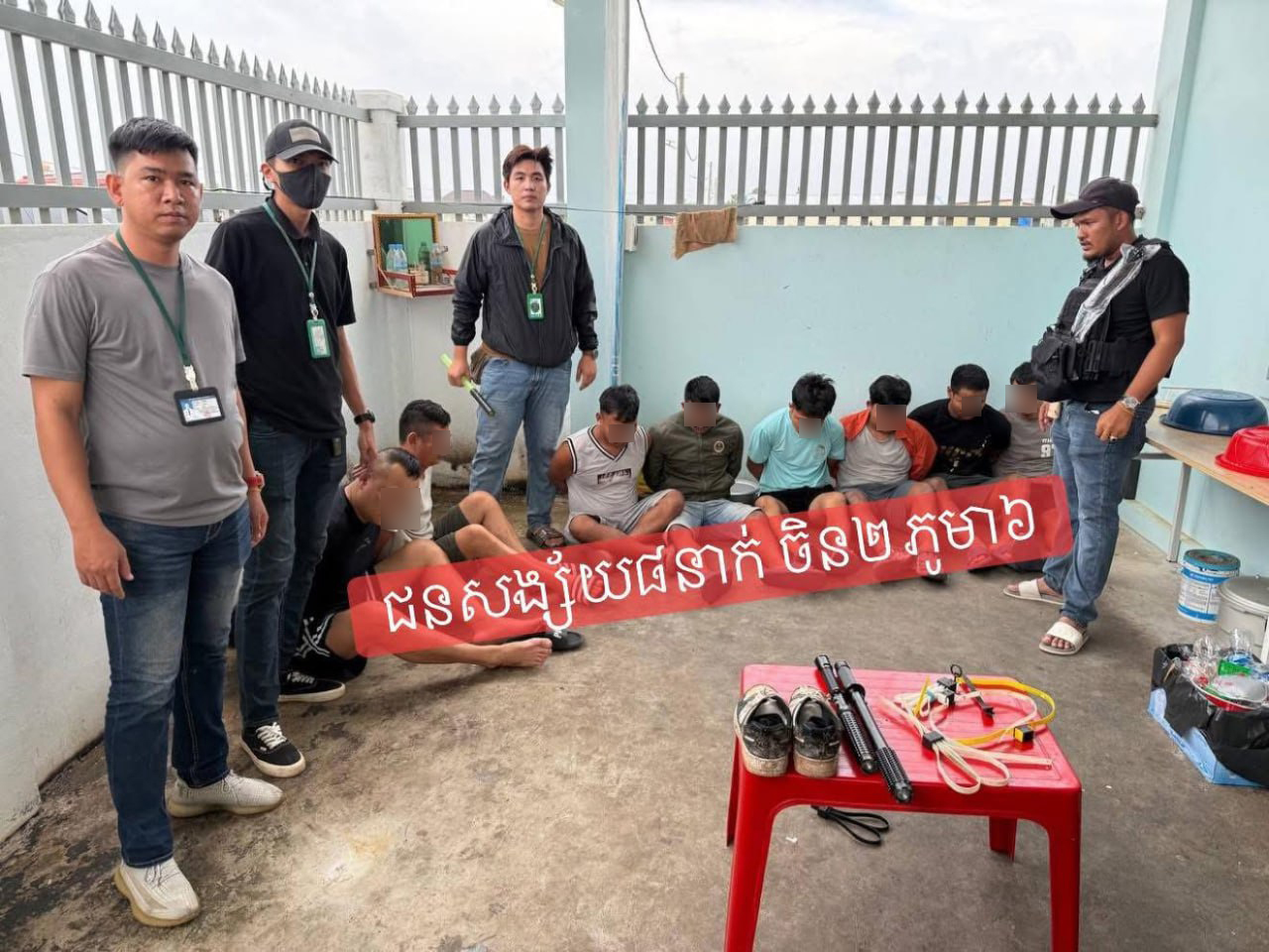 នគរបាលនារំដោះជនរងគ្រោះ ចំនួន ០៦ នាក់ បន្ទាប់ពីបង្ក្រាបក្រុម “ចាប់មនុស្សបង្ខាំង និងជំរិតទារប្រាក់” នៅក្រុងបាវិត ដោយឃាត់ខ្លួនជនសង្ស័យចិន-ភូមា ចំនួន ០៨ នាក់!