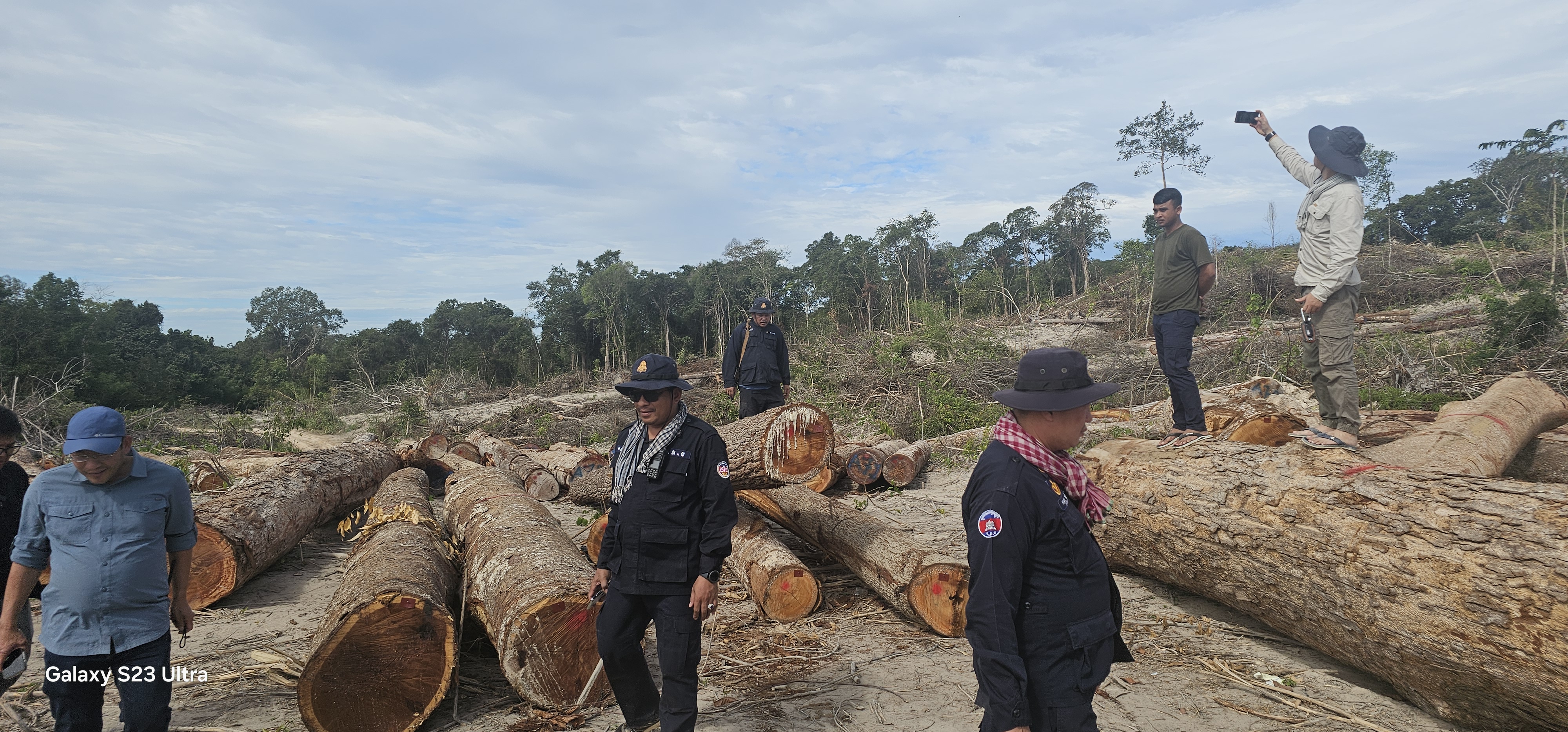 ក្រោយបែកធ្លាយរោងចក្រអាឈើដ៏ធំ ក្នុងឧទ្យានជាតិវីរៈជ័យ មន្ទីរបរិស្ថានខេត្តរតនគិរី ថា៖ “ក្រុមហ៊ុនមានច្បាប់អនុញ្ញាតពីរដ្ឋាភិបាល” តែអ្នកការពារព្រៃឈើព្រមានបាត់បង់ធនធានធម្មជាតិធ្ងន់ធ្ងរ!