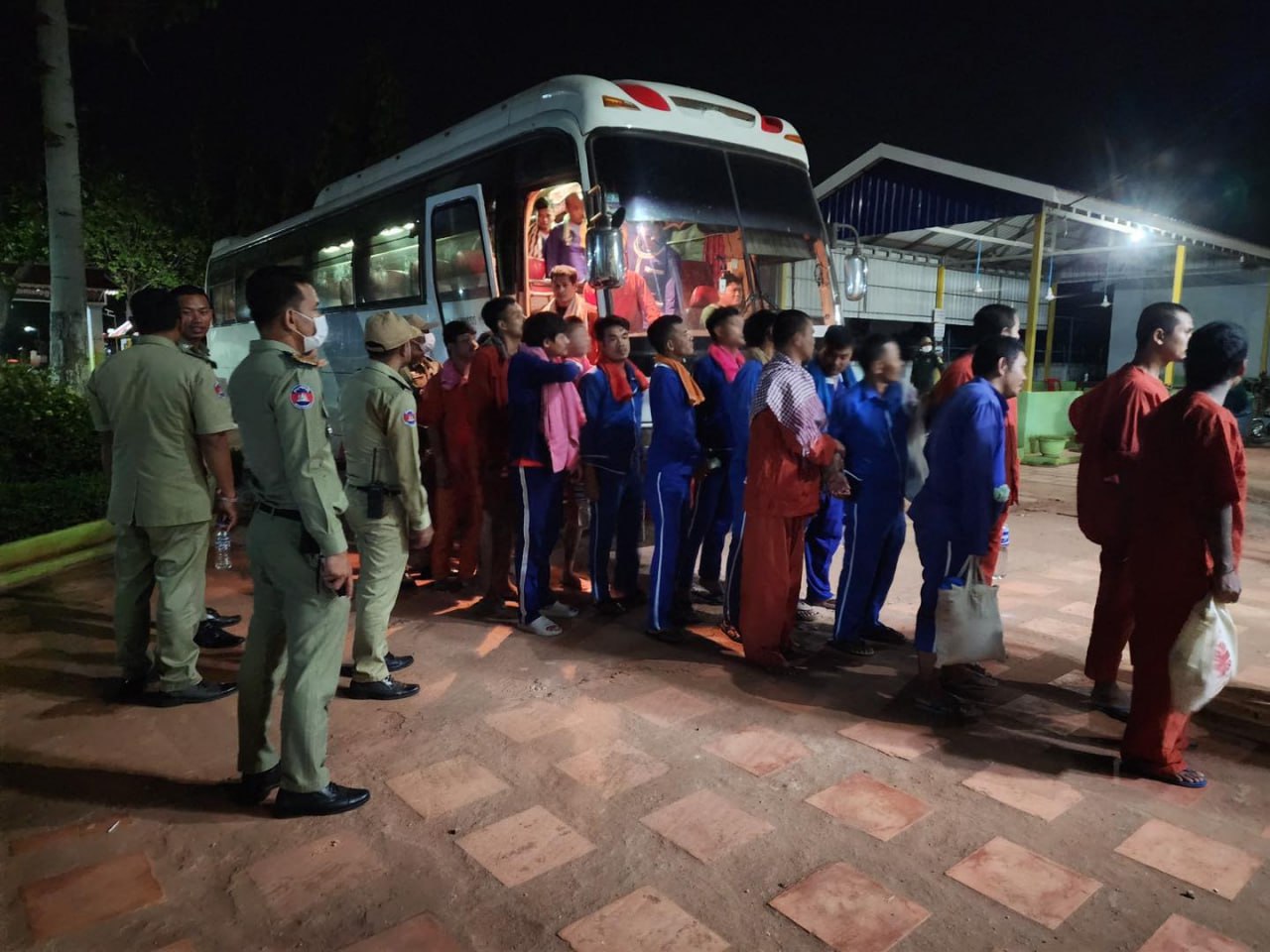 ជម្លៀសជនជាប់ឃុំ ជាង ១,០៦៦ នាក់ ចេញពីពន្ធនាគារឧត្តរមានជ័យ ទៅសៀមរាប ដោយសារហានិភ័យសន្តិសុខ